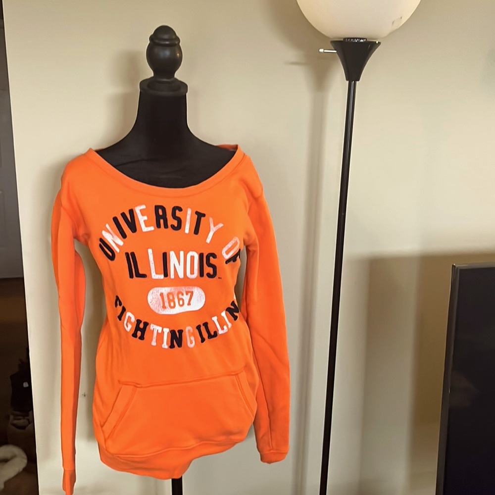 🎉 Show school spirit in style with this adorable Fighting Illini sweatshirt! 🎉